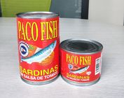 骨のないトマト ソースの商標によって缶詰にされるサーディンの魚のサーディン